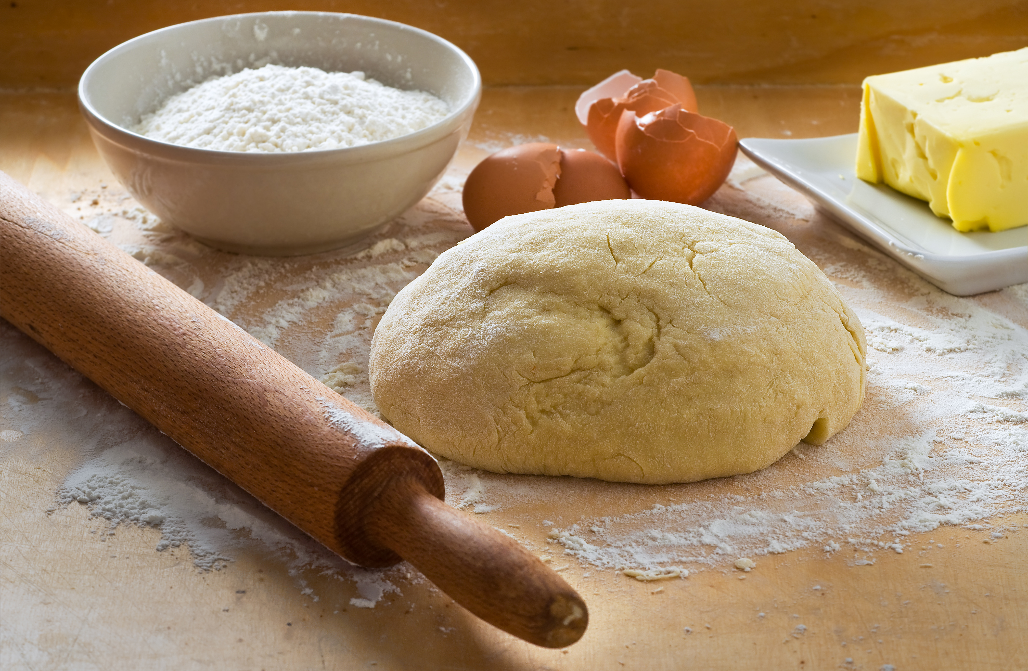 Пошаговый рецепт приготовления дрожжевого теста. Дрожжевое безопарное тесто. Хлебное тесто. Тесто для хлеба. Замешенное тесто.