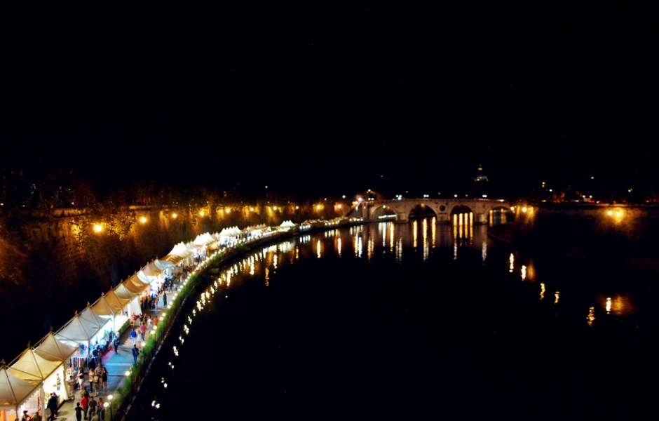 4.	Experience the Tevere River at night 