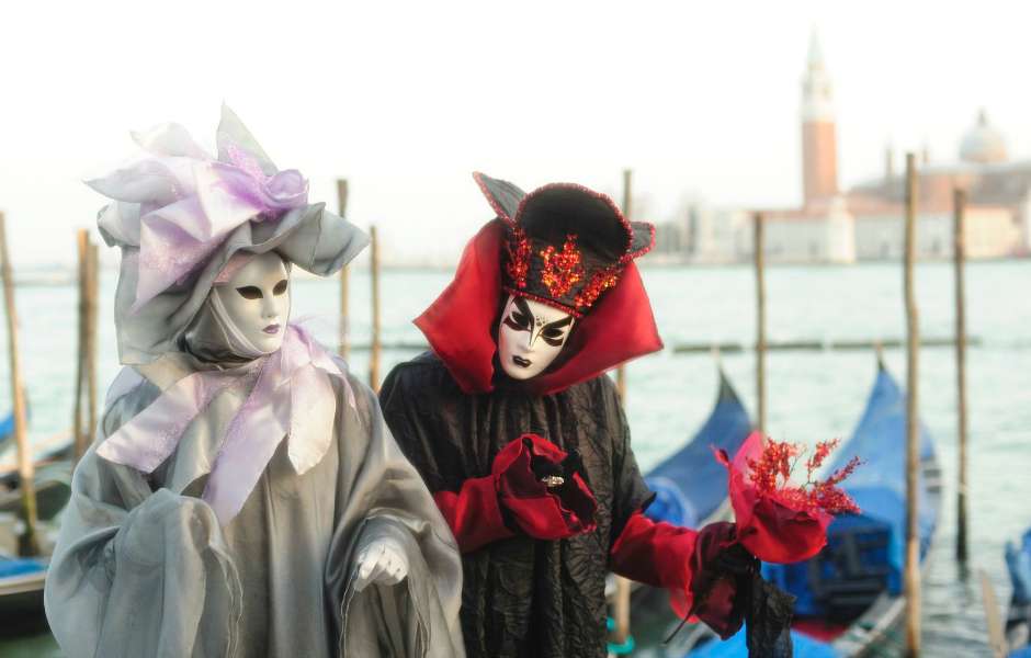 5.	Get a mask and join the Carnevale